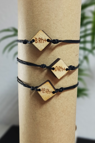 Bransoletki drewaniane z grupą krwi.png