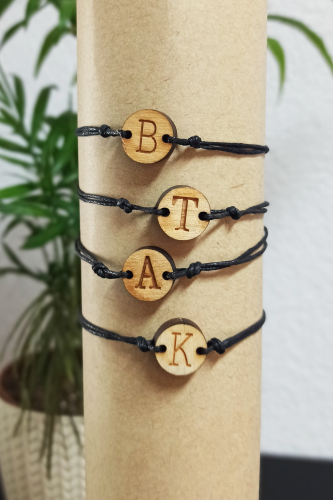 Bransoletki drewniane z literką.png