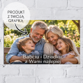 Dziadkowie i wnuki na słonecznej ławce.png