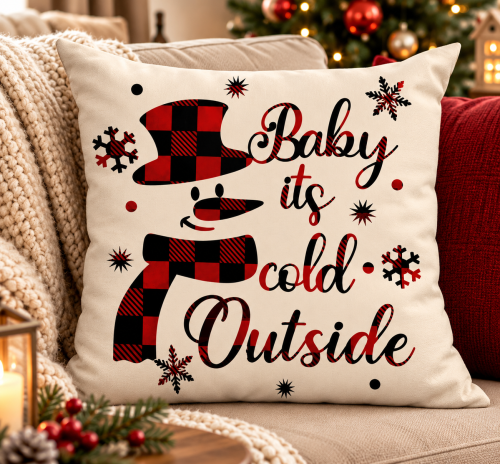 Poduszka Baby, It’s Cold Outside na kanapie w przytulnym salonie