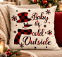 Poduszka Baby, It’s Cold Outside na kanapie w przytulnym salonie